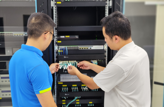 图为工程部检查网络线路。 刘恩 摄